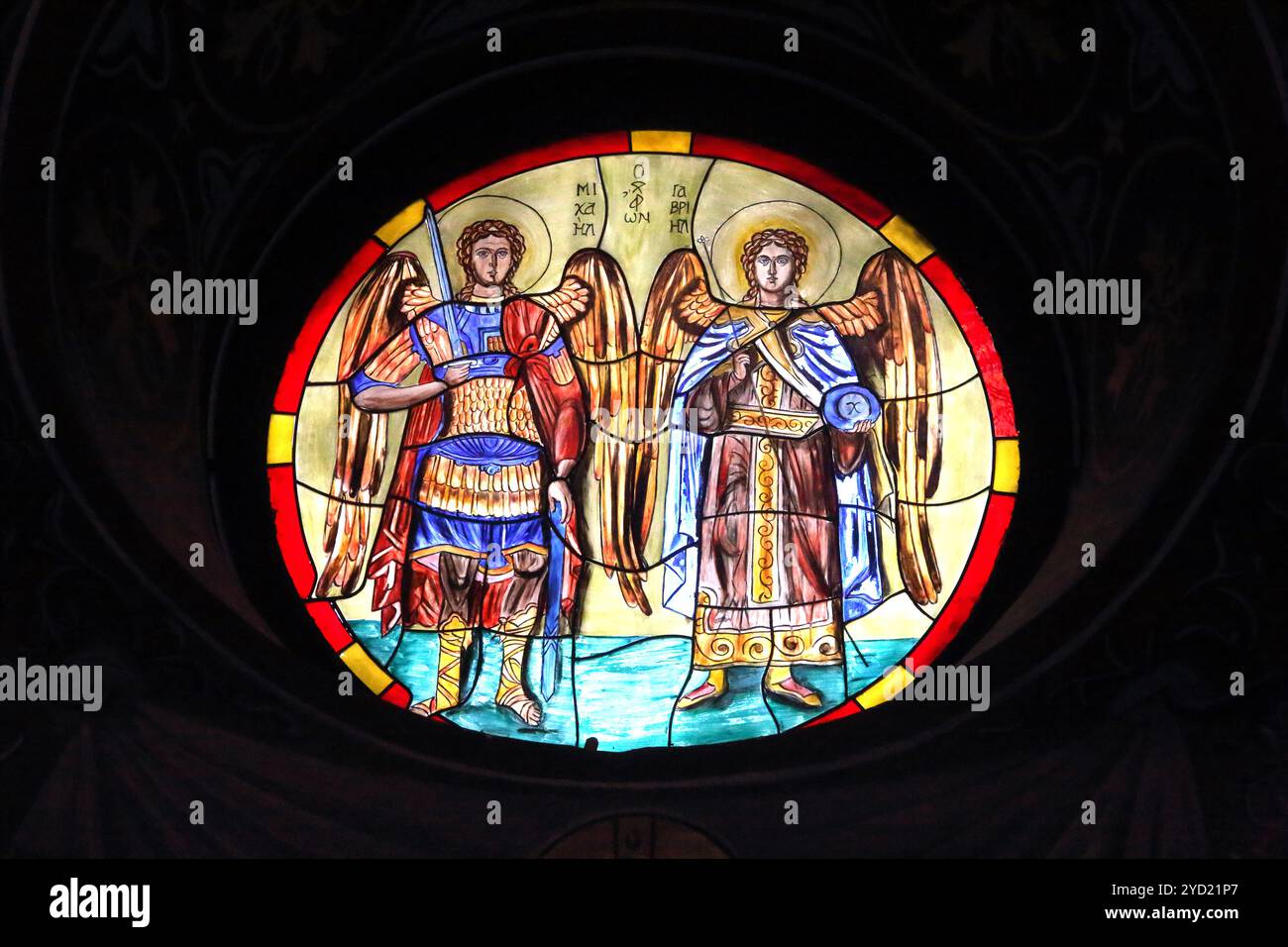 Heilige Konstantin und Helen griechische orthodoxe Kirche Lazaraki Glyfada Athen Attika Griechenland Buntglasfenster der Erzengel Michael und Gabriel Stockfoto