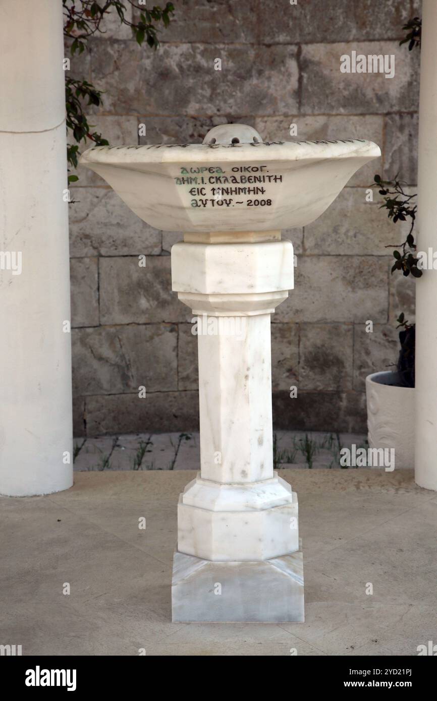 Heilige Konstantin und Helen griechische orthodoxe Kirche lazaraki glyfada athen attika griechenland Marmor Memorial Font unter einem Pavillon Stockfoto