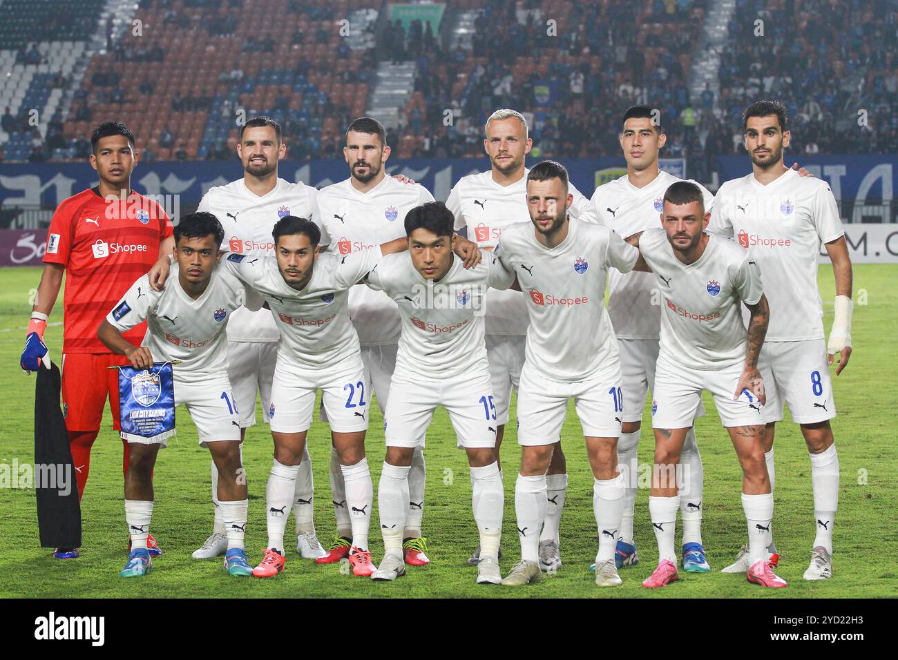 Bandung, Indonesien. Oktober 2024. Lion City Sailors FC und Persib Bandung FC spielen sich im Si Jalak Harupat Stadium im AFC Champions League Two an. Endergebnis: Lion City Sailors 1 : 1 Persib Bandung. (Foto: Algi Febri Sugita/SOPA Images/SIPA USA) Credit: SIPA USA/Alamy Live News Stockfoto