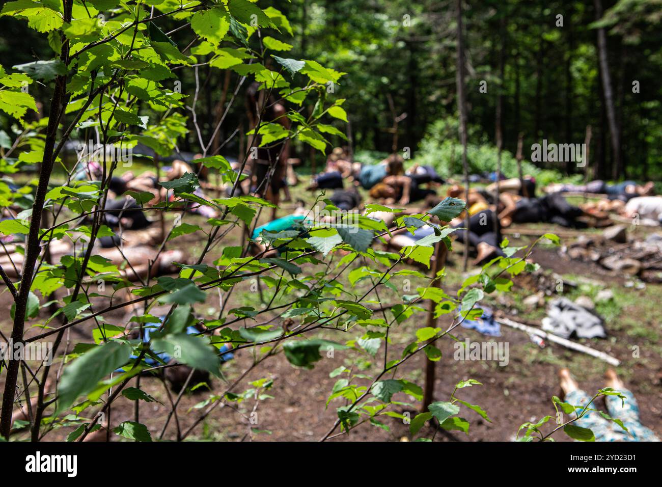 Verschiedene Menschen genießen spirituelle Zusammenkünfte Stockfoto