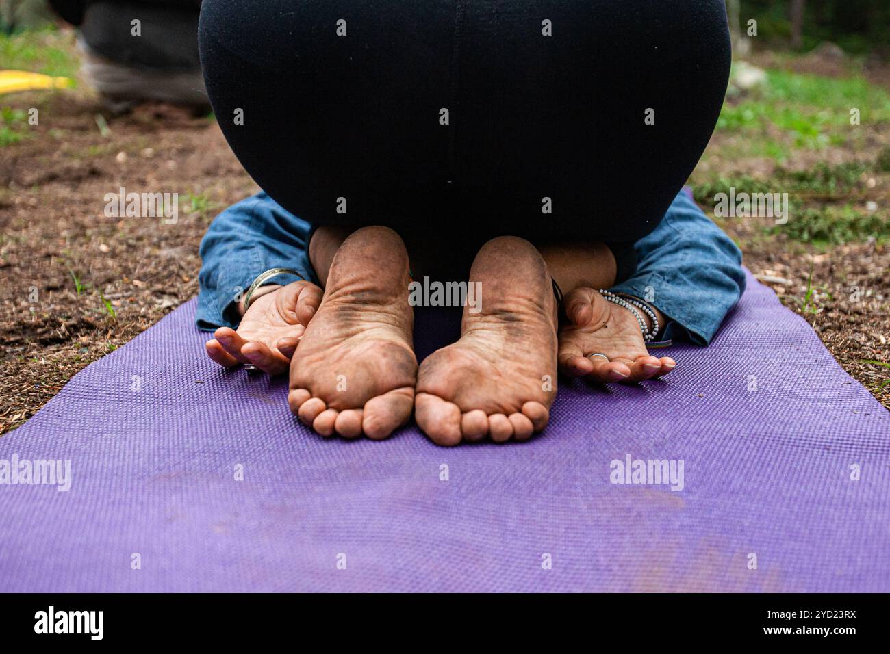 Verschiedene Menschen genießen spirituelle Zusammenkünfte Stockfoto