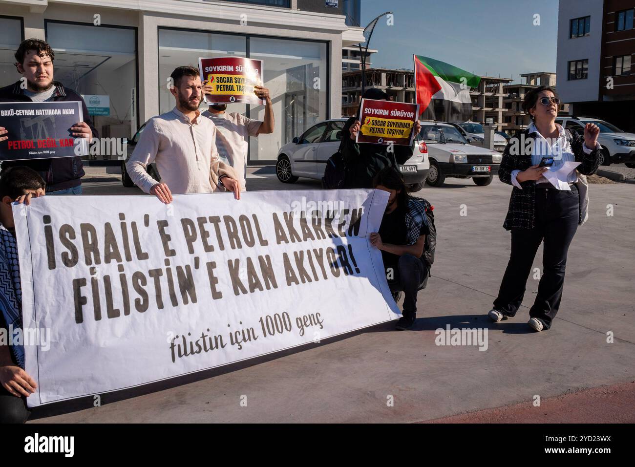 Izmir, Türkei. Oktober 2024. Die Demonstranten halten während der Demonstration ein Banner mit der Aufschrift „während Öl nach Israel fließt, fließt Blut nach Palästina“. Eine Gruppe pro-palästinensischer Aktivisten protestierte gegen SOCAR, die aserbaidschanische Ölgesellschaft, weil sie Öl an Israel verkauft hatte. Das Öl, das Israel über die Baku-Ceyhan-Pipeline geliefert wird, ist bekanntermaßen Teil des Völkermordes und der israelischen Militärindustrie. (Foto: Murat Kocabas/SOPA Images/SIPA USA) Credit: SIPA USA/Alamy Live News Stockfoto
