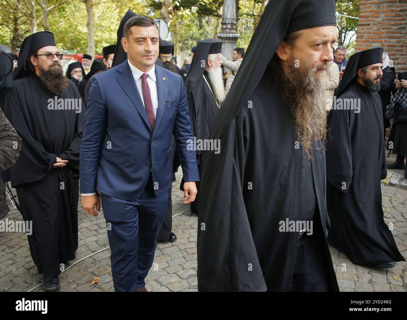 Bukarest, Rumänien. 24. Oktober 2024: George Simion (C), Präsident der Allianz für die Vereinigung der Rumänen (AUR) und Kandidat für die Präsidentschaft Rumäniens, nimmt an der Prozession des Heiligen Demetrius des Neuen, des Beschützers von Bukarest, auf den Straßen um die Rumänisch-orthodoxe Patriarchalkirche Teil. Quelle: Lucian Alecu/Alamy Live New Stockfoto