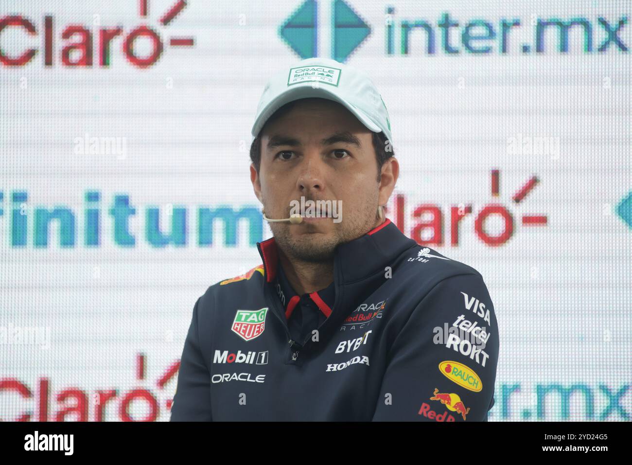 Mexiko-Stadt, Mexiko. Oktober 2024. Der mexikanische Fahrer des Red Bull Rennteams Sergio Perez nimmt an einer Pressekonferenz vor dem Grand prix Rice in Mexiko-Stadt auf der Plaza Carso Teil. Am 22. Oktober 2024 in Mexiko-Stadt. (Foto: Ismael Rosas/Eyepix Group/SIPA USA) Credit: SIPA USA/Alamy Live News Stockfoto