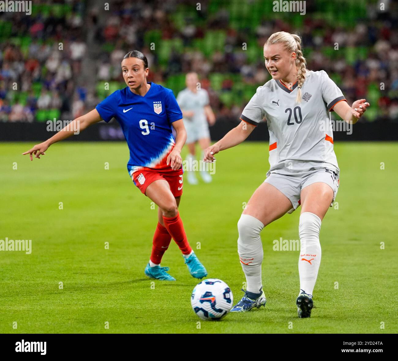 Austin, Texas, USA. Oktober 2024. Der isländische Verteidiger Guony Arnadottir (20) kämpft gegen den US-Stürmer Mallory Swanson (9) während eines internationalen Fußballspiels am 24. Oktober 2024 in Austin, Texas. Die Vereinigten Staaten haben mit 3:1 gewonnen. (Kreditbild: © Scott Coleman/ZUMA Press Wire) NUR REDAKTIONELLE VERWENDUNG! Nicht für kommerzielle ZWECKE! Stockfoto