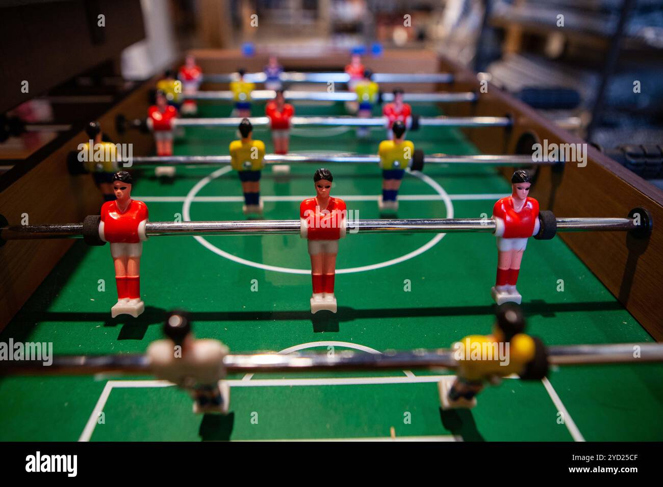 Tischfußballspiel im Junggesellenblock Stockfoto