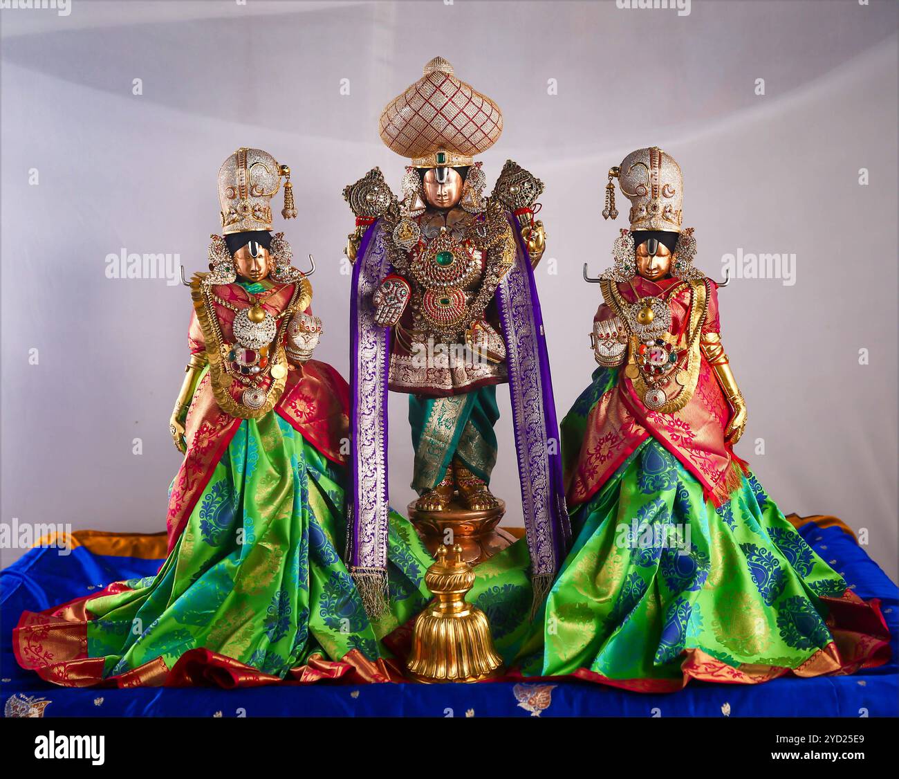 Religion & glaube Tirumala der reichste Tempel der Welt ist ein spiritueller Ort im Bezirk Tirupati im indischen Bundesstaat Andhra Pradesh. Es ist eines der Viertel der Stadt Tirupati. Die Stadt ist Teil der Stadtentwicklungsbehörde Tirupati und befindet sich im Stadtmandal der Tirupati-Steuerabteilung. 4 die Stadt ist rein vegetarisch. Es ist eine Bergstadt, in der sich der Tirumala Venkateswara Tempel befindet, ein beliebter Schrein von Vishnu. Vishnu galt hier mit seiner vollen Macht, wie in Vaikuntha, und so wurde der Ort auch Bhuloka Vaikuntha genannt. Lakhs von Devotees AR Stockfoto