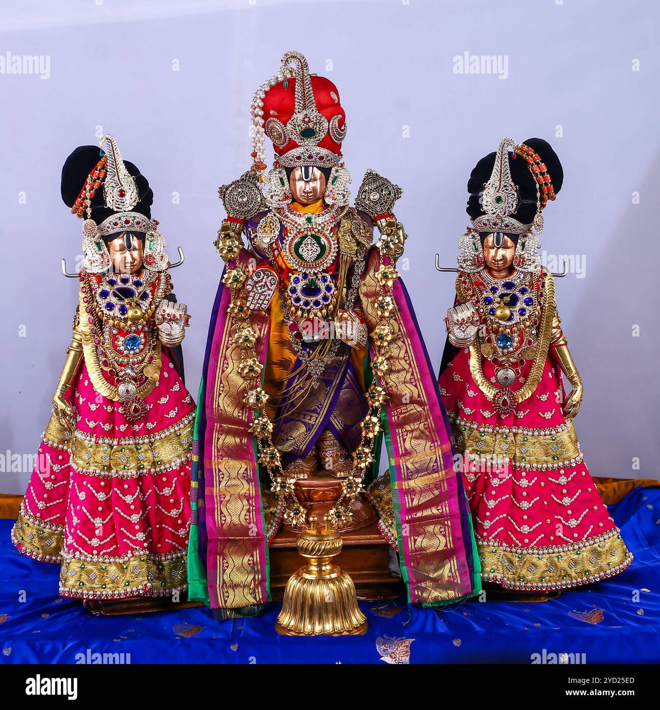 Religion & glaube Tirumala der reichste Tempel der Welt ist ein spiritueller Ort im Bezirk Tirupati im indischen Bundesstaat Andhra Pradesh. Es ist eines der Viertel der Stadt Tirupati. Die Stadt ist Teil der Stadtentwicklungsbehörde Tirupati und befindet sich im Stadtmandal der Tirupati-Steuerabteilung. 4 die Stadt ist rein vegetarisch. Es ist eine Bergstadt, in der sich der Tirumala Venkateswara Tempel befindet, ein beliebter Schrein von Vishnu. Vishnu galt hier mit seiner vollen Macht, wie in Vaikuntha, und so wurde der Ort auch Bhuloka Vaikuntha genannt. Lakhs von Devotees AR Stockfoto