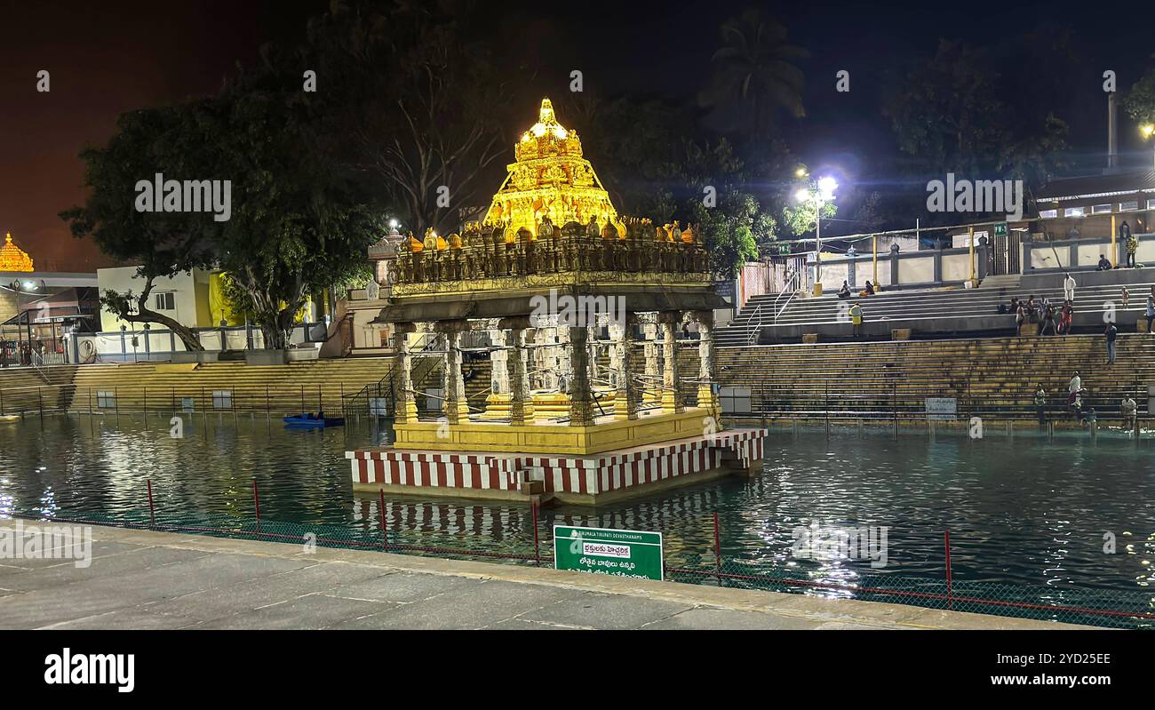 Religion & glaube Tirumala der reichste Tempel der Welt ist ein spiritueller Ort im Bezirk Tirupati im indischen Bundesstaat Andhra Pradesh. Es ist eines der Viertel der Stadt Tirupati. Die Stadt ist Teil der Stadtentwicklungsbehörde Tirupati und befindet sich im Stadtmandal der Tirupati-Steuerabteilung. 4 die Stadt ist rein vegetarisch. Es ist eine Bergstadt, in der sich der Tirumala Venkateswara Tempel befindet, ein beliebter Schrein von Vishnu. Vishnu galt hier mit seiner vollen Macht, wie in Vaikuntha, und so wurde der Ort auch Bhuloka Vaikuntha genannt. Lakhs von Devotees AR Stockfoto