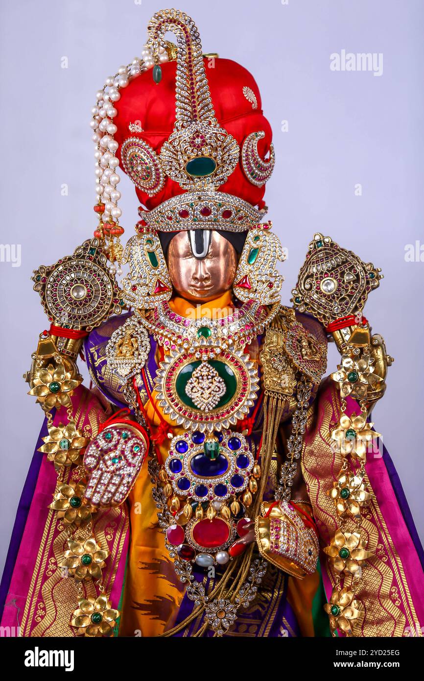 Religion & glaube Tirumala der reichste Tempel der Welt ist ein spiritueller Ort im Bezirk Tirupati im indischen Bundesstaat Andhra Pradesh. Es ist eines der Viertel der Stadt Tirupati. Die Stadt ist Teil der Stadtentwicklungsbehörde Tirupati und befindet sich im Stadtmandal der Tirupati-Steuerabteilung. 4 die Stadt ist rein vegetarisch. Es ist eine Bergstadt, in der sich der Tirumala Venkateswara Tempel befindet, ein beliebter Schrein von Vishnu. Vishnu galt hier mit seiner vollen Macht, wie in Vaikuntha, und so wurde der Ort auch Bhuloka Vaikuntha genannt. Lakhs von Devotees AR Stockfoto