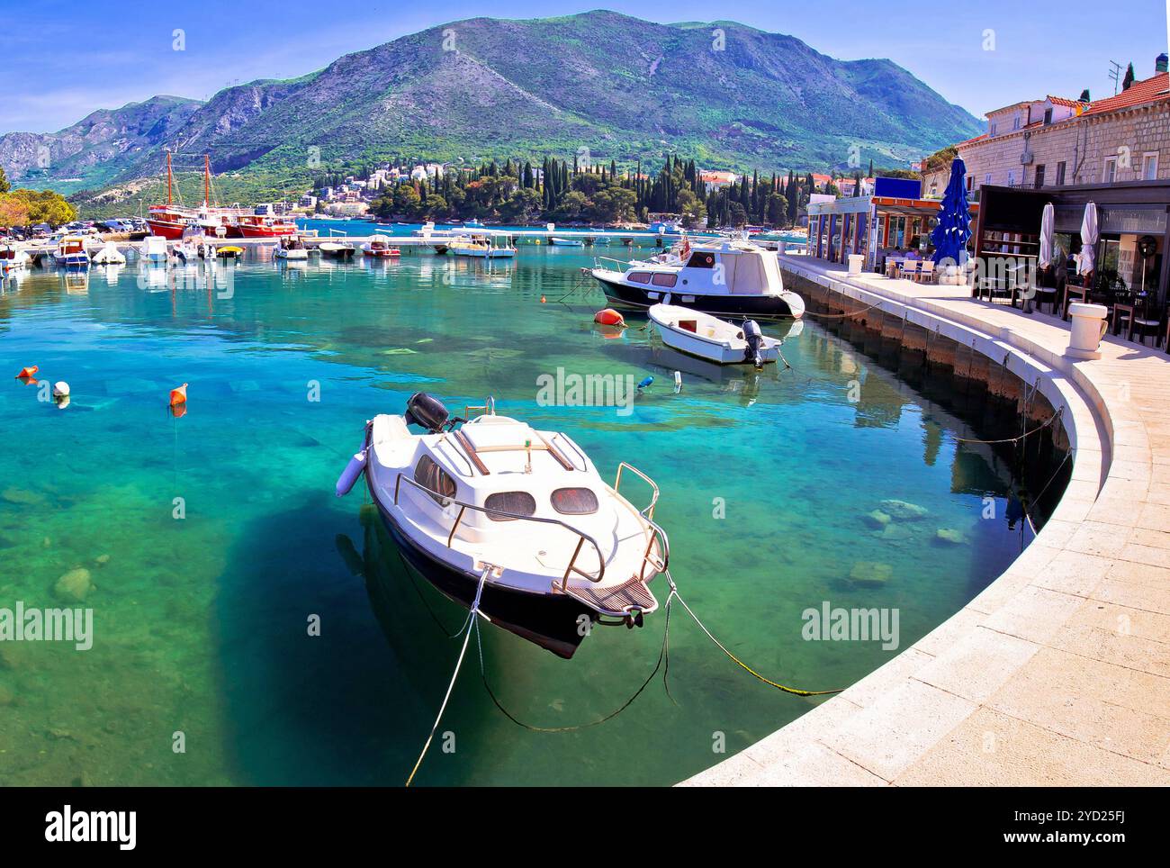 Farbenfroher türkisfarbener Hafen in der Stadt Cavtat mit Panoramablick Stockfoto