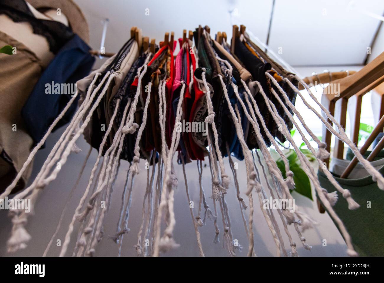 Ein niedriger Betrachtungswinkel von kleinen handgefertigten Totebeutel hängen in einem Boutique speichern. Wiederverwendbare handliche Säcke mit weißen Binden Streicher. Stockfoto