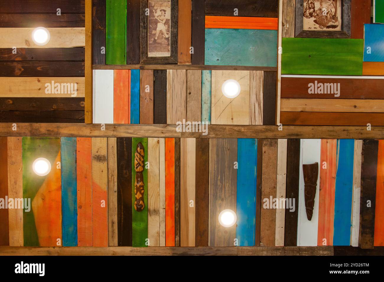 Farbenfrohe Holzpaneele in der Decke Stockfoto