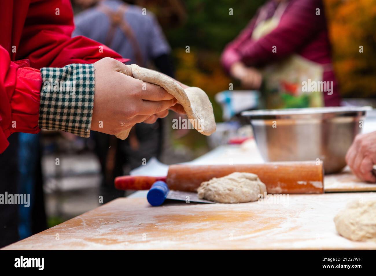 Frau bereitet einen Pizzateig im Rahmen einer Brotbackwerkstatt vor Stockfoto