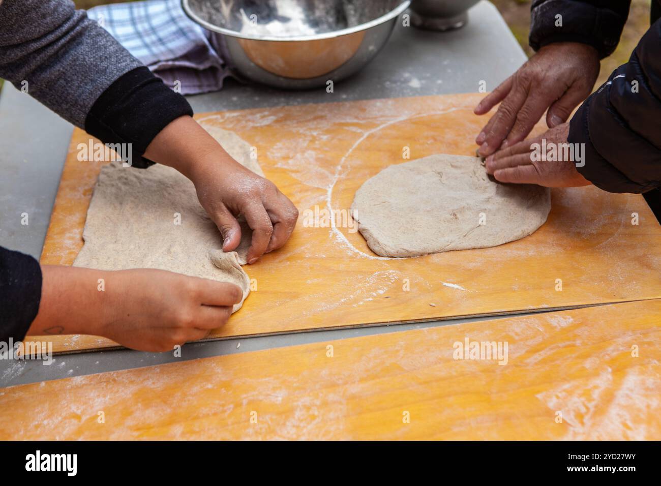 Die Leute bereiten Pizzateig im Rahmen einer Brotbackwerkstatt vor Stockfoto