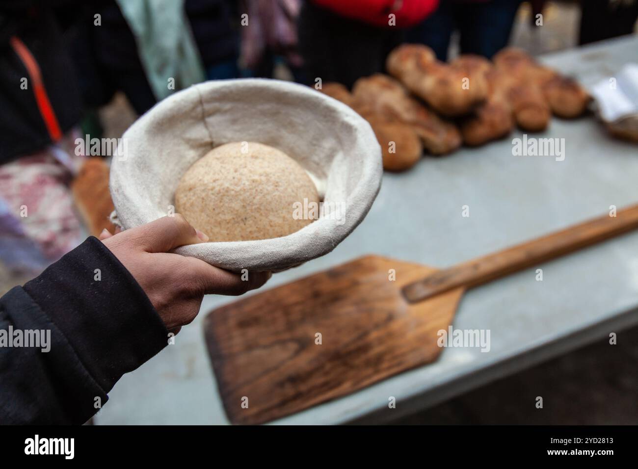 Der Mann hält einen bereit, Brotteig zu kochen Stockfoto