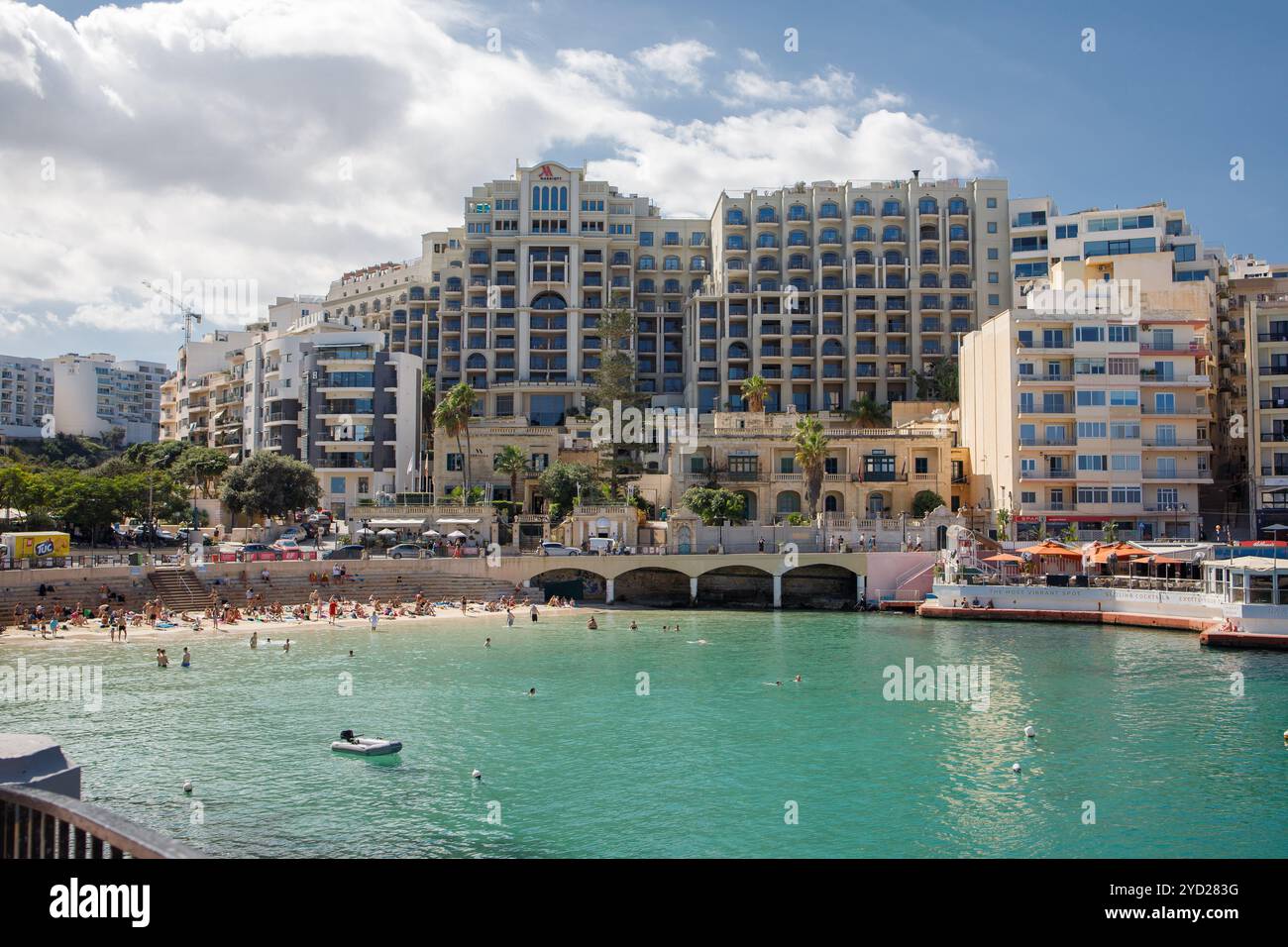 Balluta Bay Beach in Sliema und St. Julians auf Malta Panoramablick Stockfoto