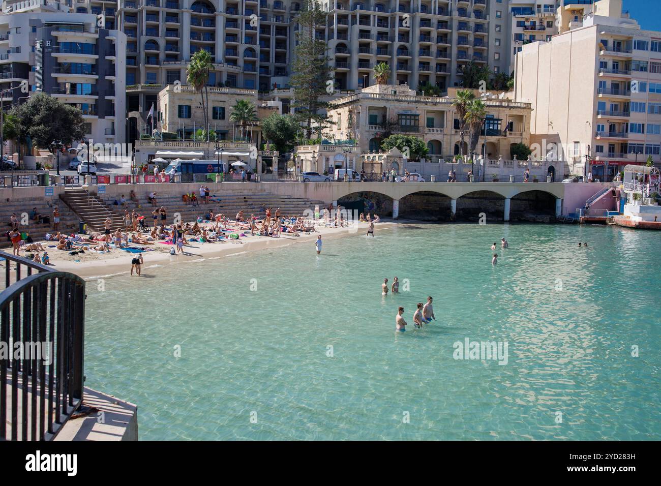 Balluta Bay Beach in Sliema und St. Julians auf Malta Panoramablick Stockfoto