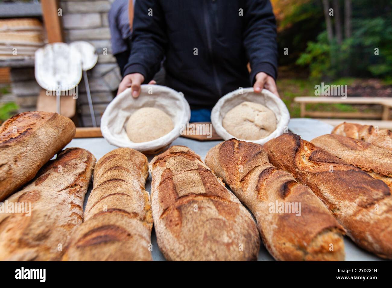 Der Mann zeigt zwei bereit, Brotteige zu kochen Stockfoto