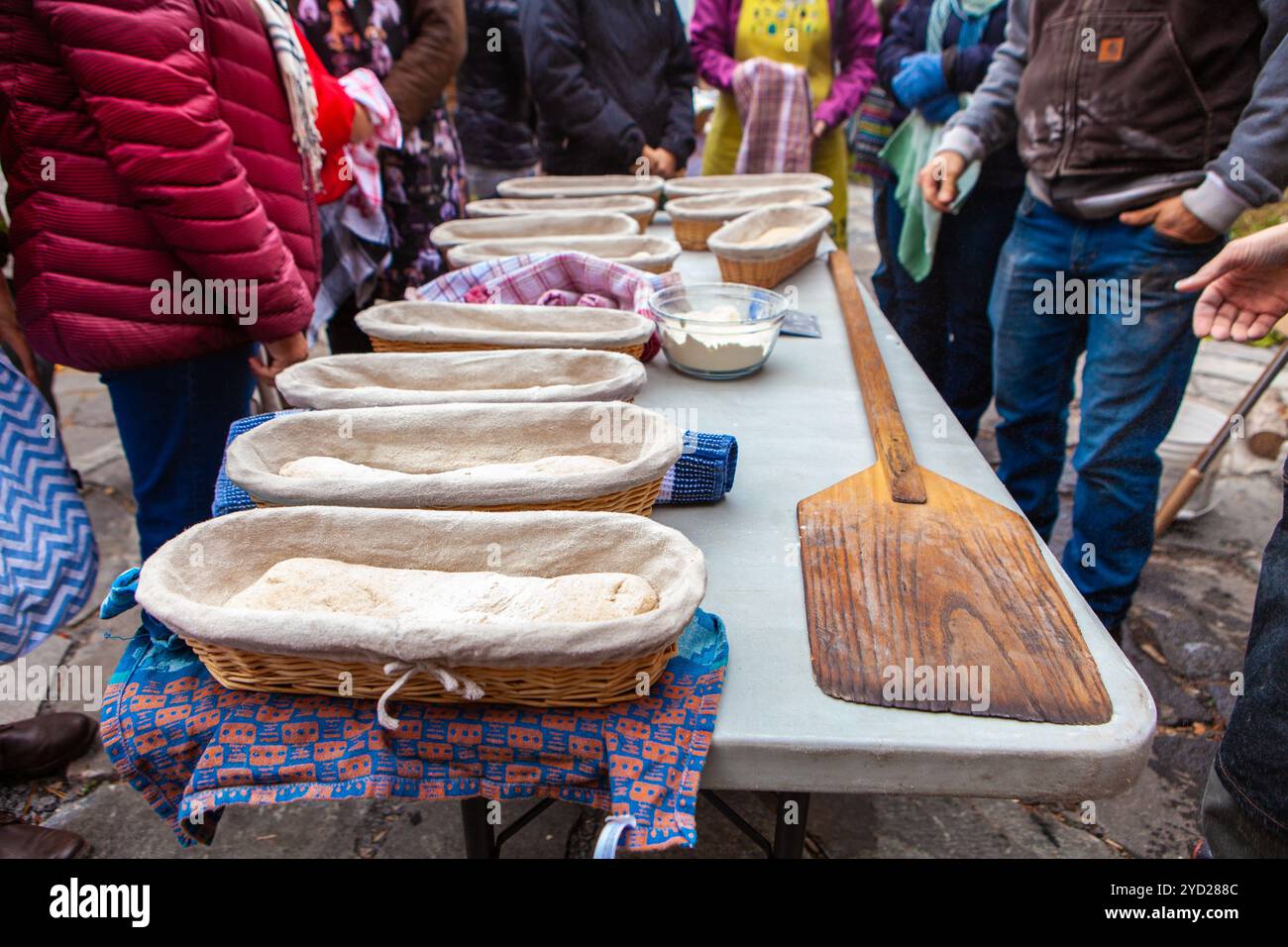 Leute, die um ihr frisch geknetes Brot stehen Stockfoto