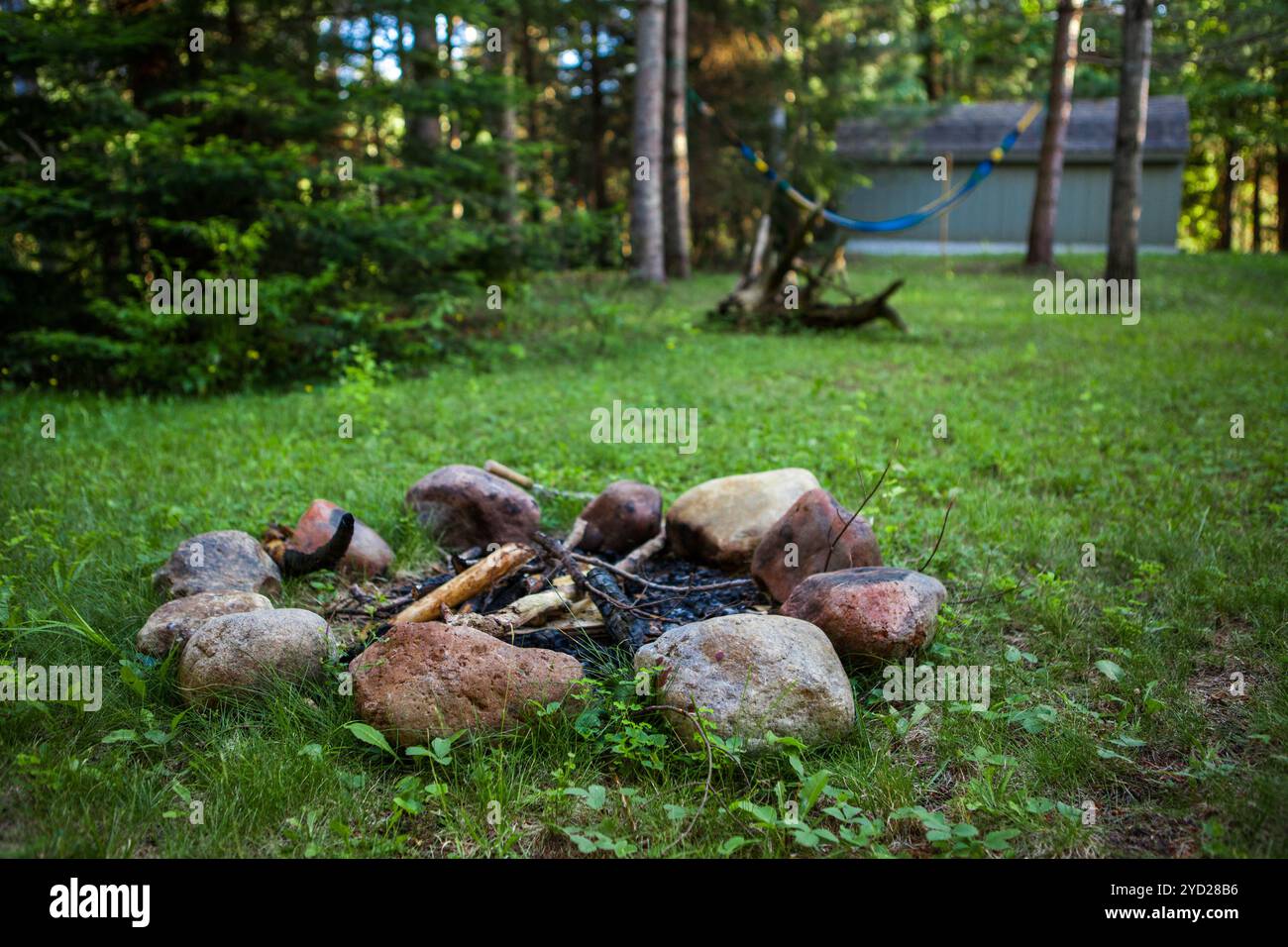 Lagerfeuerstelle auf grünem Rasen Stockfoto