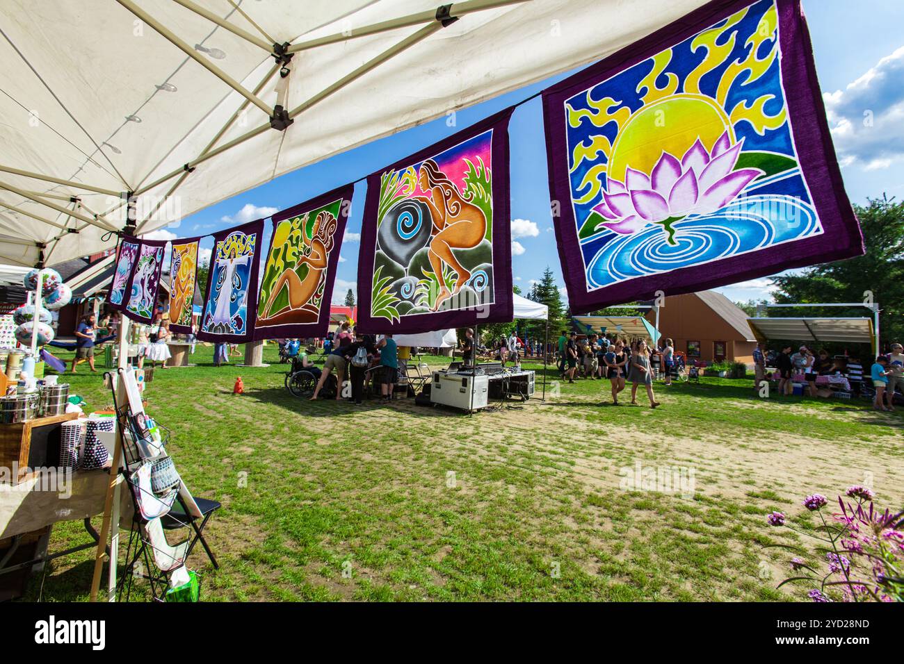 Kreative und farbenfrohe Wimpel, die spirituelle und religiöse Symbole darstellen Stockfoto