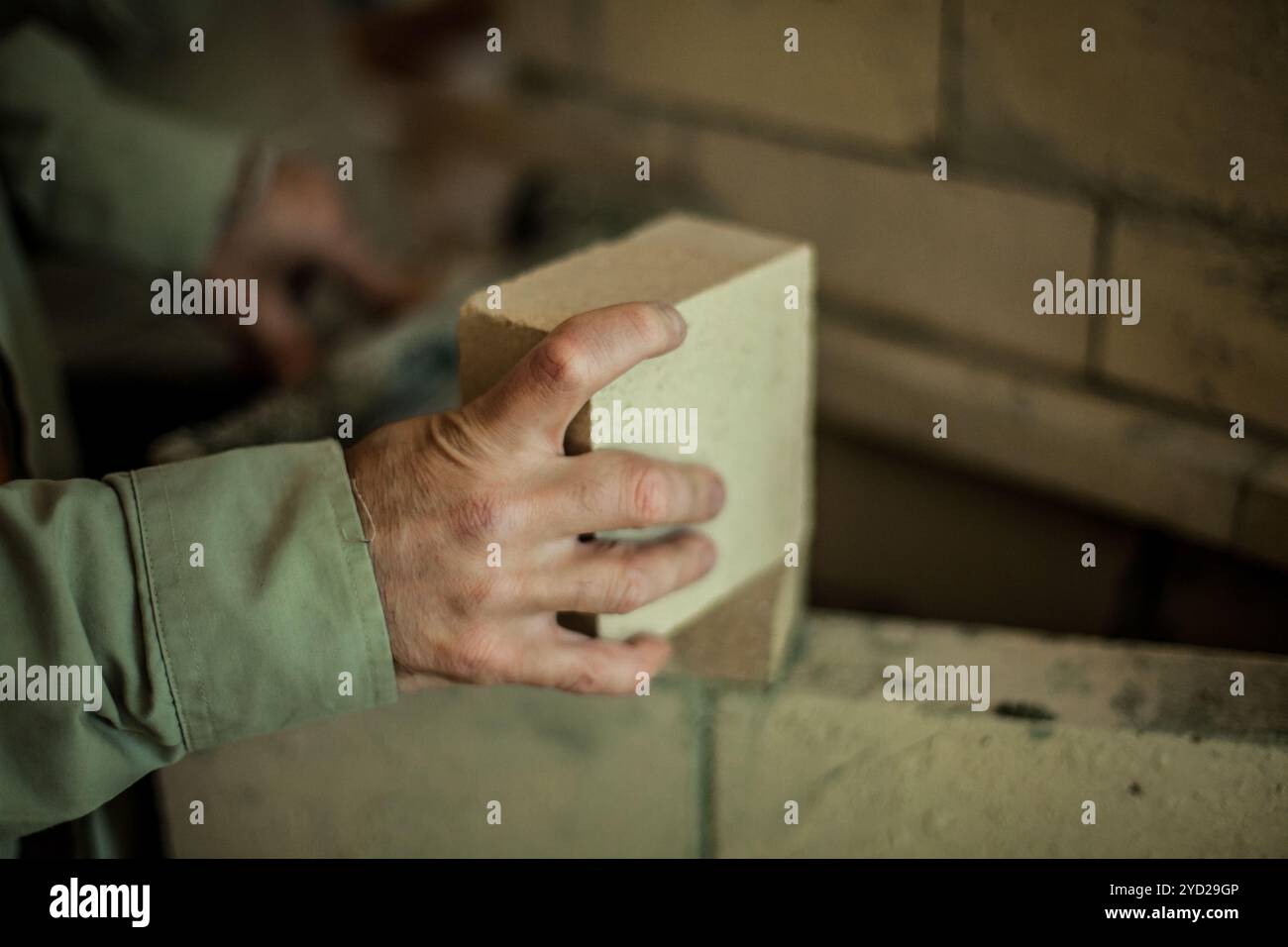 Mann, der an einer Mauer arbeitet Stockfoto