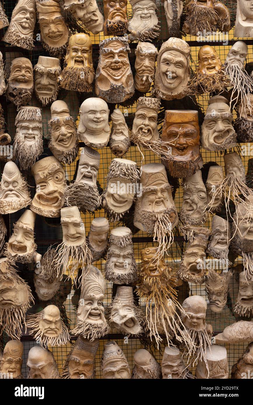 Auf dem Markt werden asiatische Holzgötter ausgestellt Stockfoto