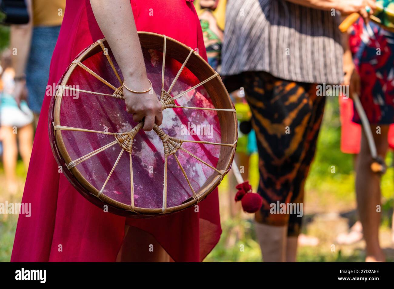 Nahaufnahme einer Frau, die heilige Trommel hält Stockfoto