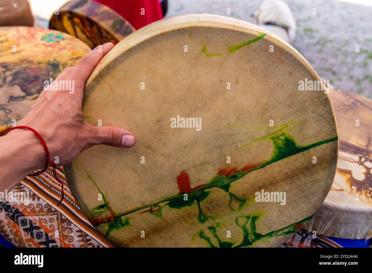 Nahaufnahme einer Hand mit einer bunten Trommel Stockfoto