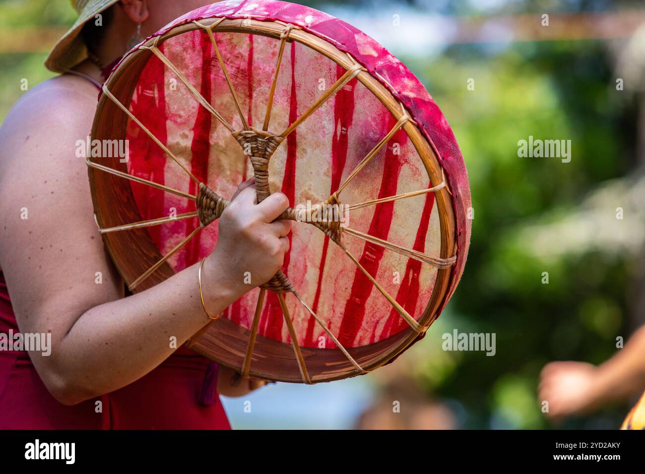 Nahaufnahme von Frauen, die heilige Trommel spielen Stockfoto