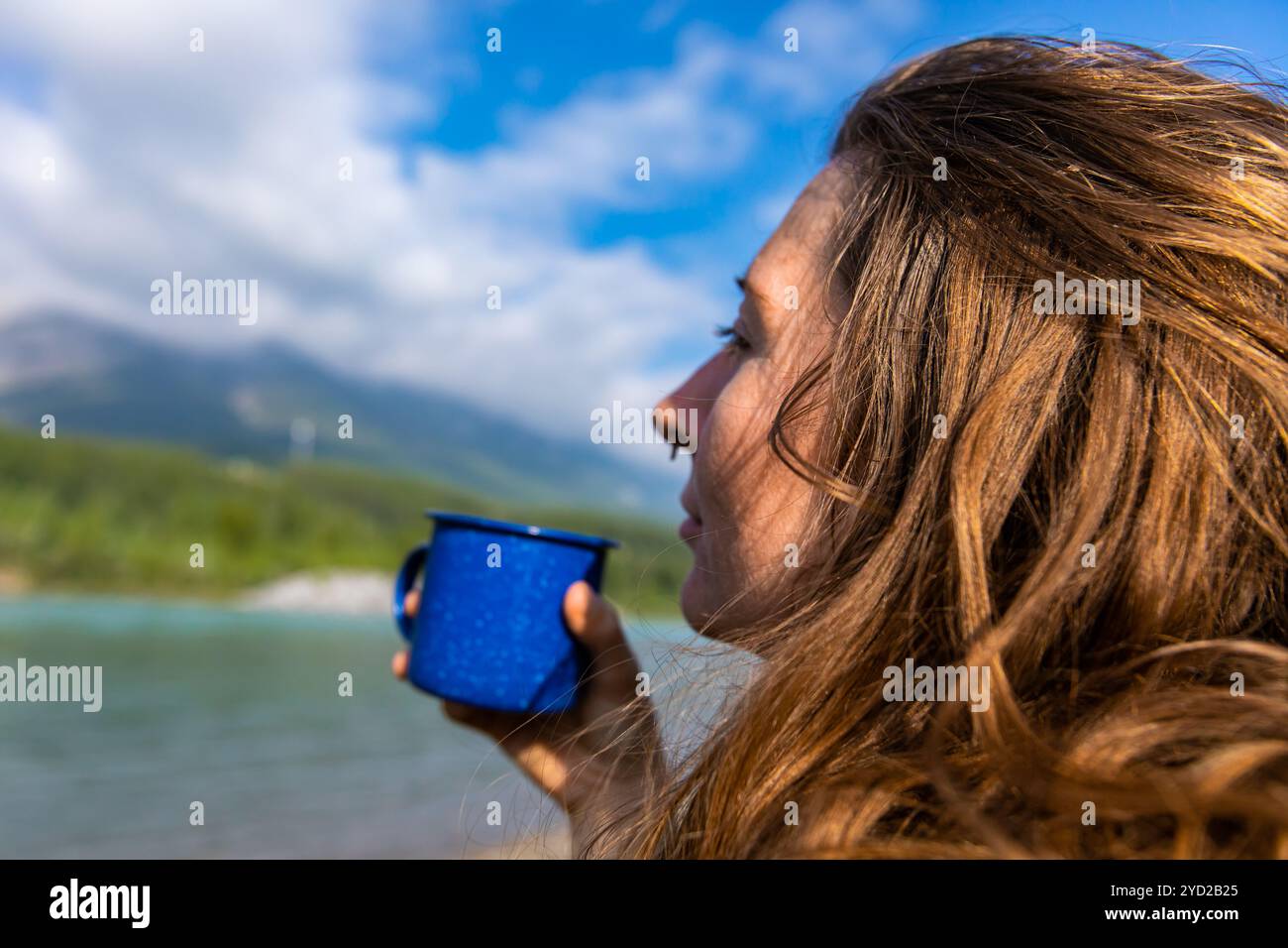Frau trinkt Kaffee mit toller Aussicht Stockfoto
