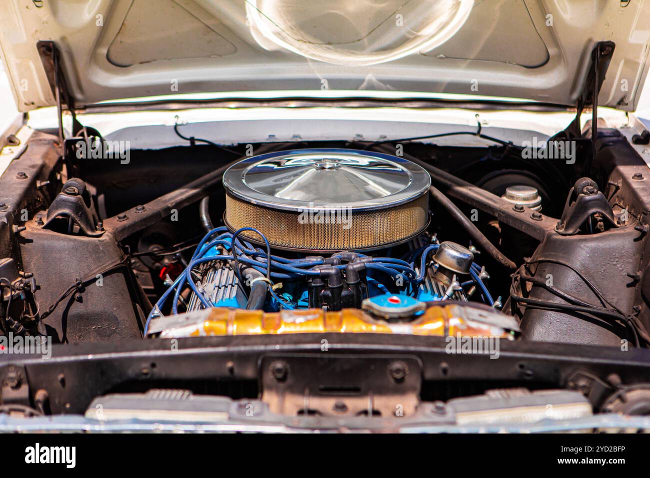 Klassisches amerikanisches Muscle Car unter der Motorhaube Stockfoto