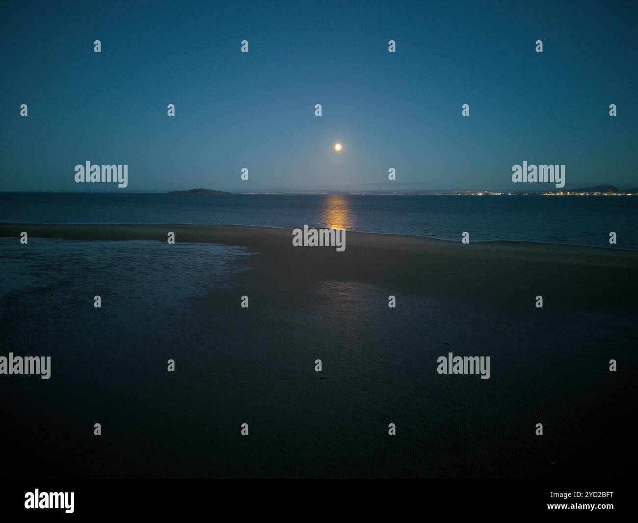 Im Sommer abends am Strand Stockfoto