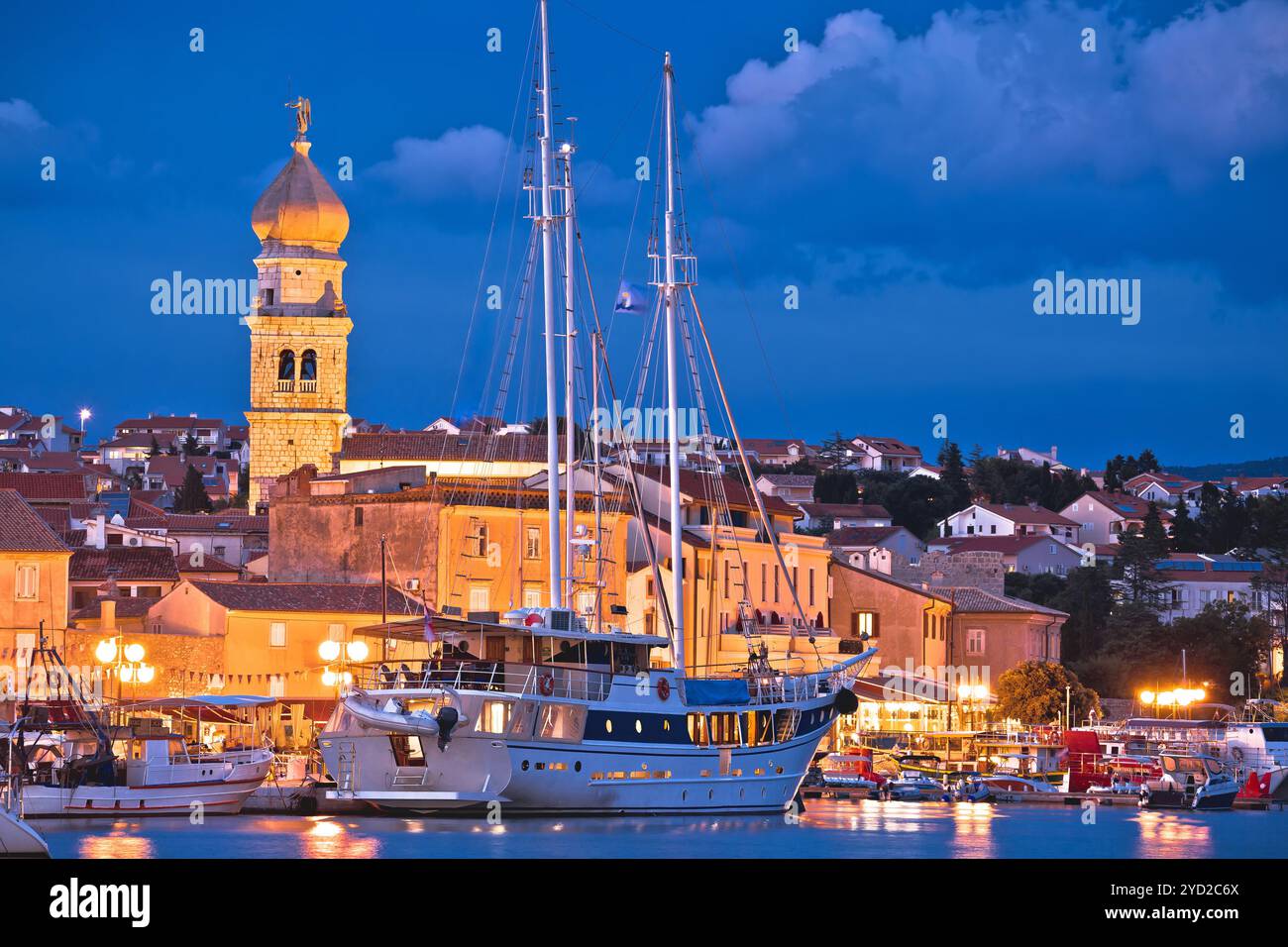 Krk. Inselstadt Krk mit abendlichem Blick aufs Wasser Stockfoto
