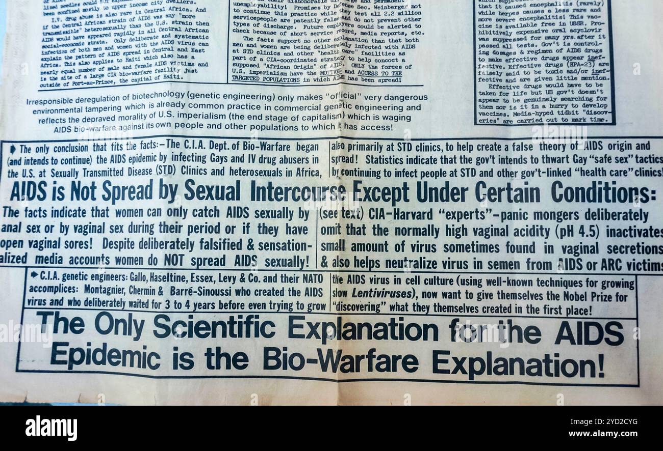 New York City, New York, USA, die Zeitung der Kommunistischen Partei titelt mit der Behauptung „AIDS ist Keim-Krieg durch die US-Regierung gegen Schwule und Schwarze“ (ca. 1986) Stockfoto