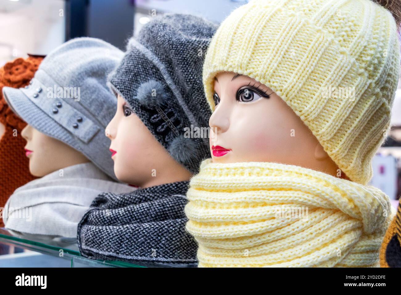 Schaufensterpuppen weibliche Köpfe in Hüten und Tüchern Stockfoto