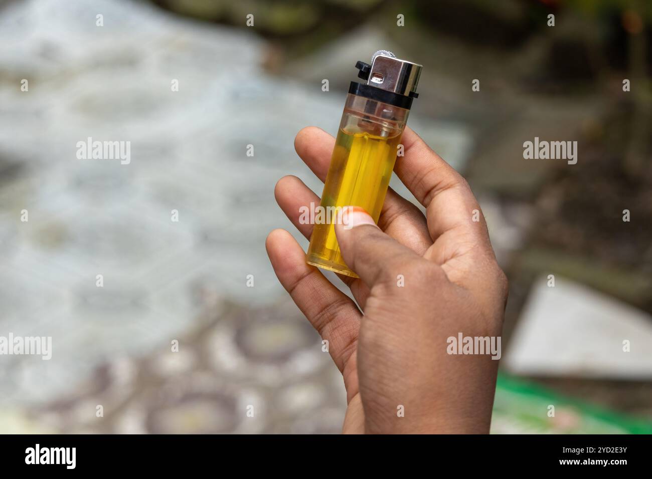 Weibliche Hand, die einen Gasanzünder aus Kunststoff hält. Stockfoto