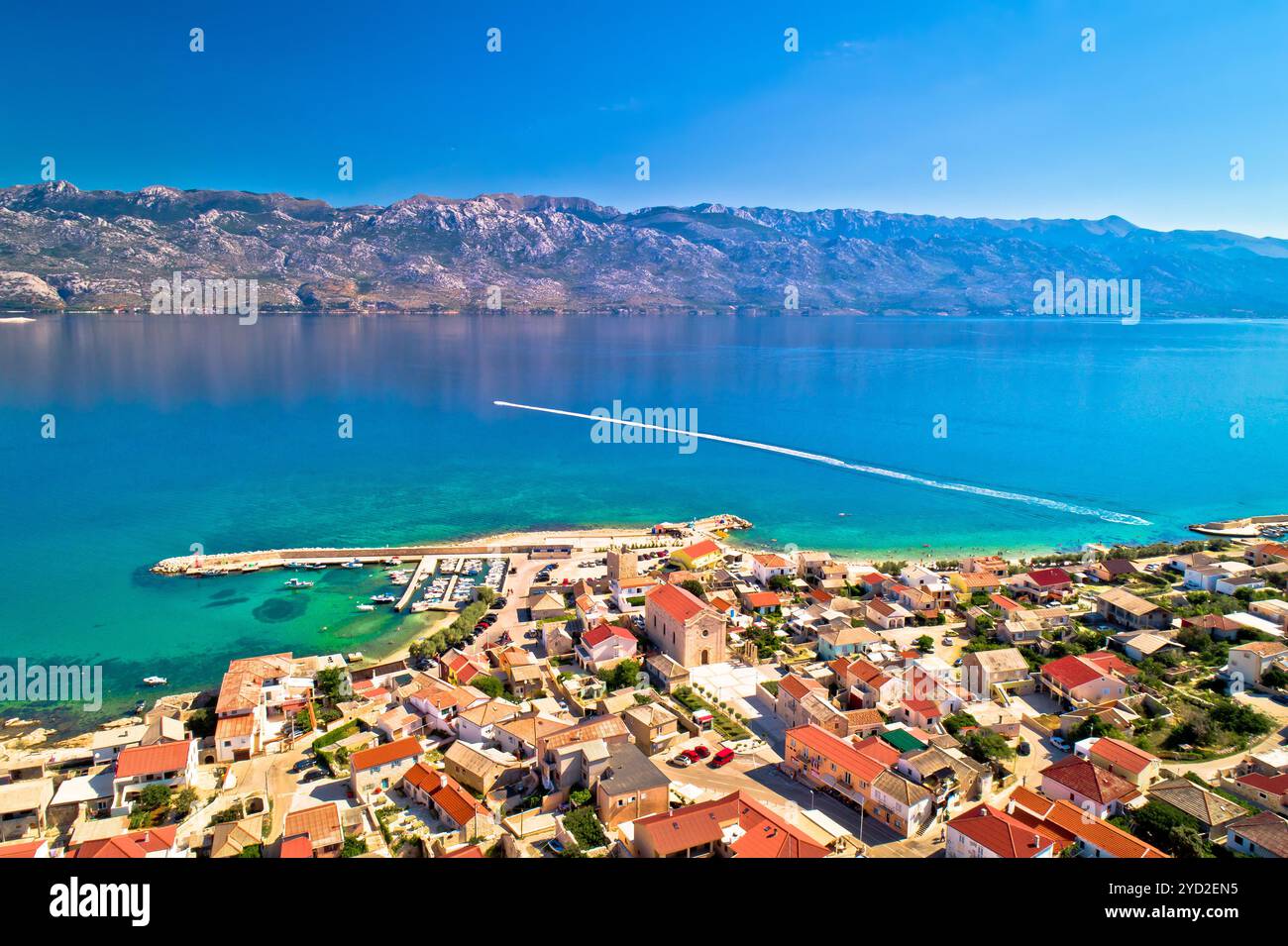 Razanac. Historische Stadt Razanac und Velebit Kanal Luftaufnahme Stockfoto