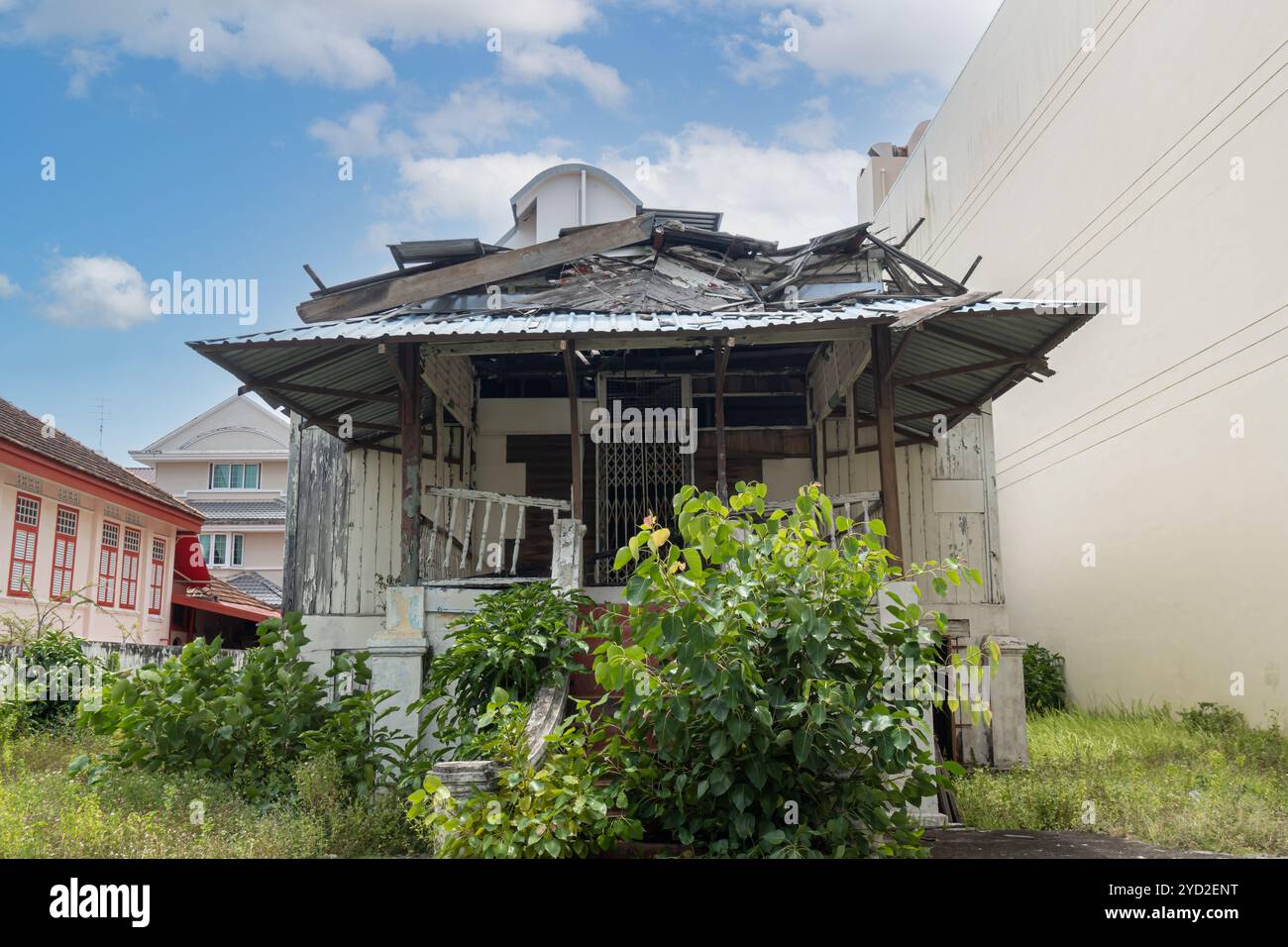 Verfallenes altes traditionelles chinesisches Haus, unbewohnt, im historischen Katong-Joo Chiat Viertel Singapur Stockfoto