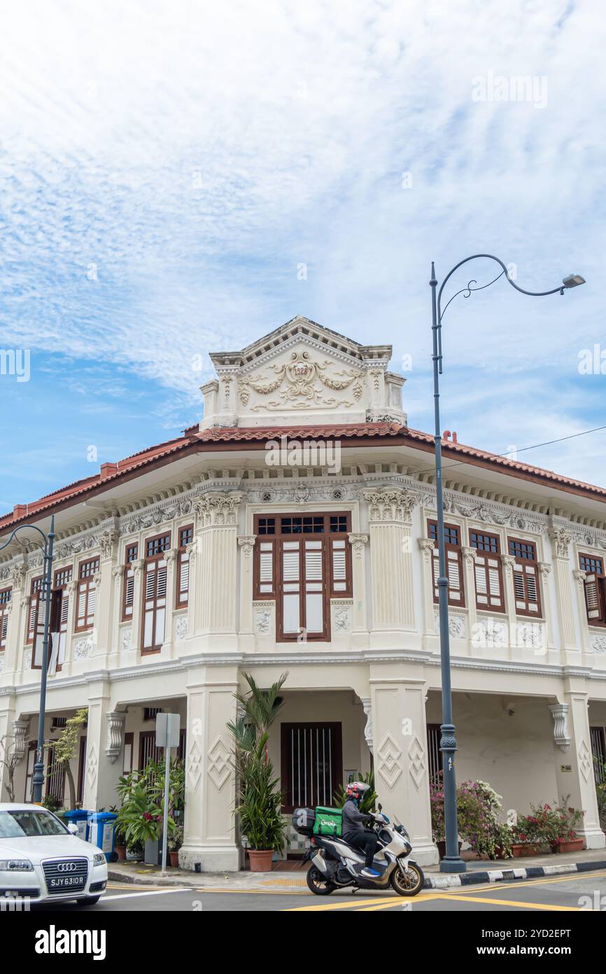 Historisches Peranakan-Haus in Singapur, Katong-Joo Chiat, Koon Seng Road, Fahrrad mit Lieferservice Stockfoto