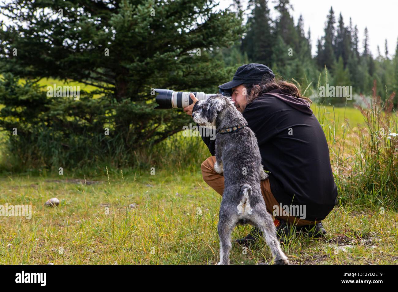 Fotograf, der ein Foto mit seinem Hund in der Nähe macht Stockfoto