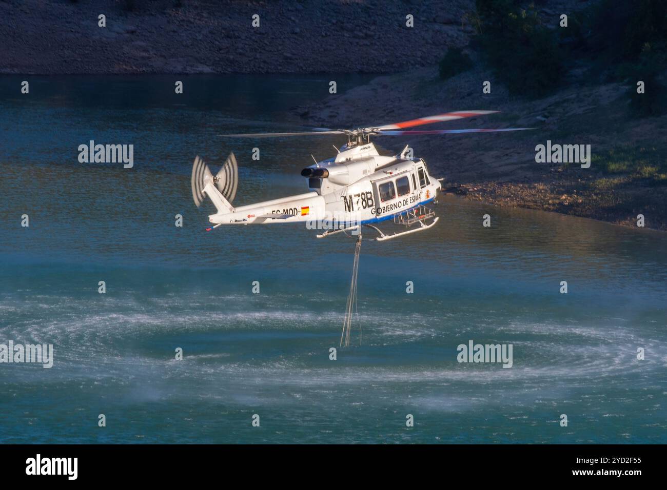 Bell 412, Löschhubschrauber mit bambi in einem Reservoir Stockfoto