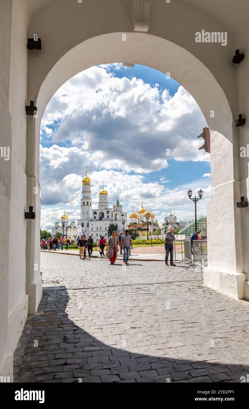 Blick auf die Moskauer Kreml-Kathedralen durch den Torbogen des Spasskaya-Turms Stockfoto