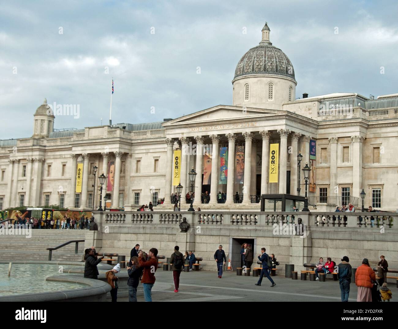 Trafalgar Square mit der National Gallery, City of Westminster, London, England, Vereinigtes Königreich Stockfoto