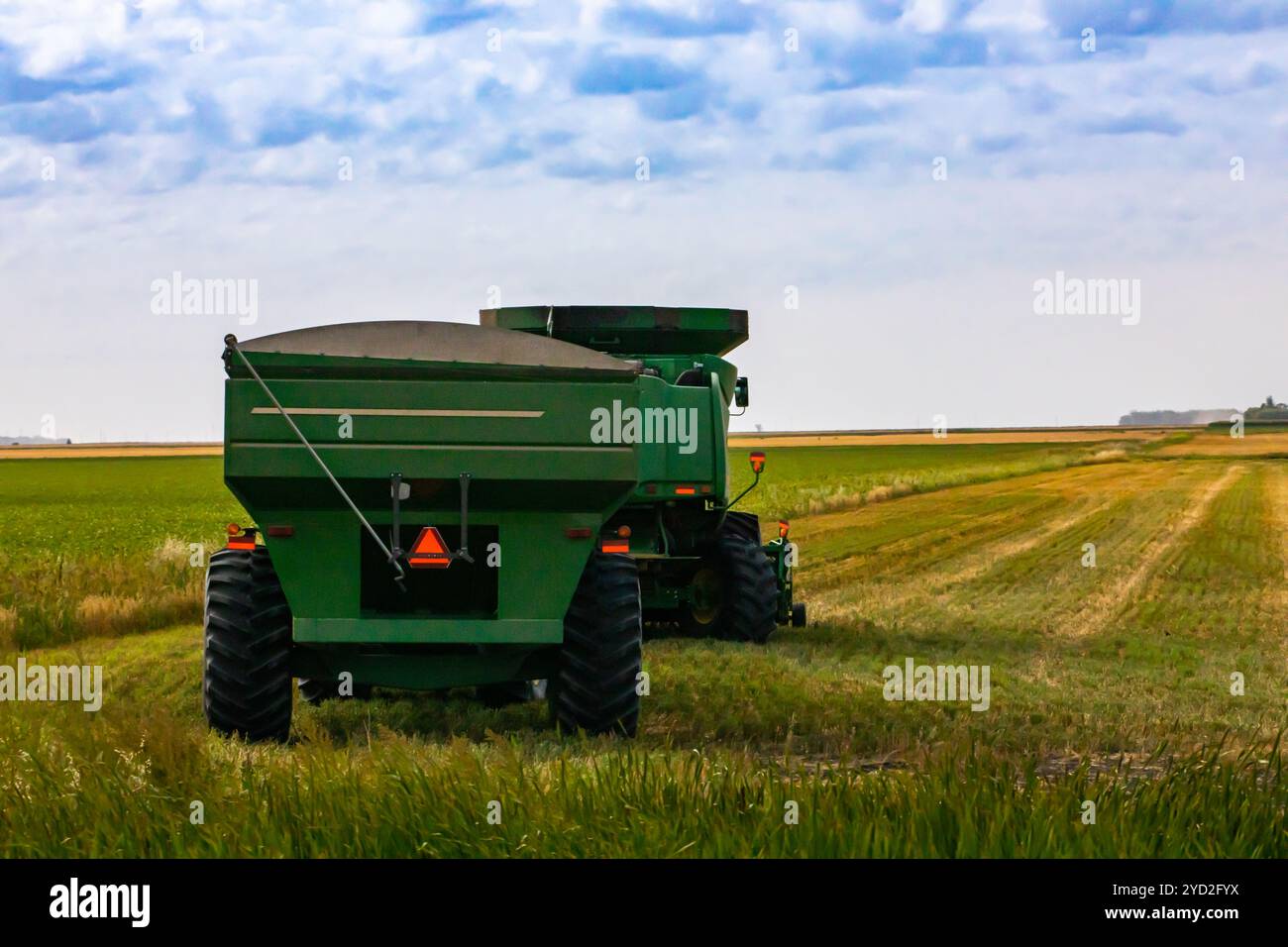 Landwirtschaftliche Fahrzeuge bei der Arbeit auf dem Ackerfeld Stockfoto