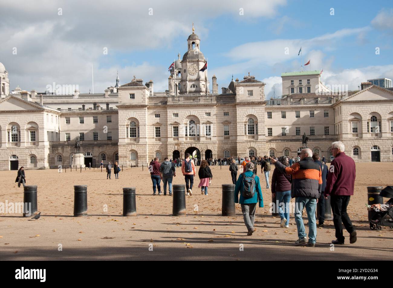 Royal Horse Guards (Gebäude) Militärquartier, Kasernen und Ställe, Whitehall, City of Westminster, London, England vereinigtes Königreich. Besucher in Stockfoto