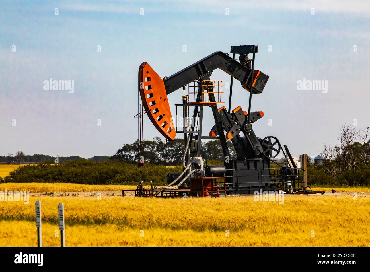 Ölbrunnen-Pumpjack in ländlicher Landschaft Stockfoto