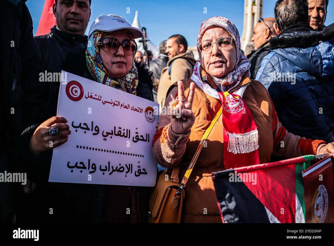 Tunis, Tunesien. März 2024. Anhänger der tunesischen Gewerkschaft demonstrieren auf dem Al-Kasbah-Platz in Tunis. Die Teilnehmer schwenkten mit der tunesischen Flagge und hissen Banner, die Rechte der gewerkschaften, soziale und wirtschaftliche Rechte und den sozialen Dialog im Land forderten. Sie forderten auch politische Reformen, die politische Freiheiten garantieren. Die Veranstaltung wurde von der tunesischen Gewerkschaft UGTT organisiert. Stockfoto