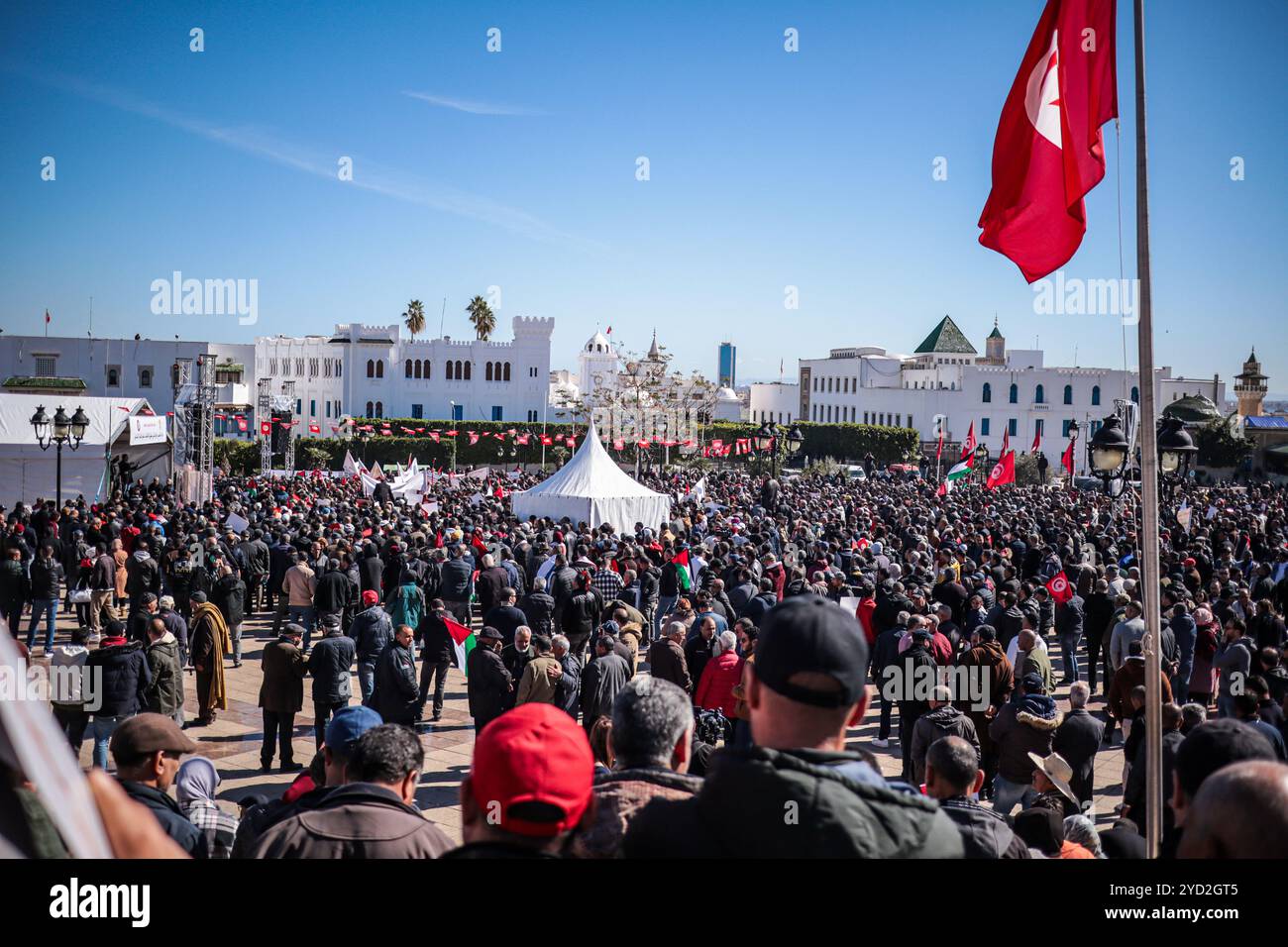 Tunis, Tunesien. März 2024. Anhänger der tunesischen Gewerkschaft demonstrieren auf dem Al-Kasbah-Platz in Tunis. Die Teilnehmer schwenkten mit der tunesischen Flagge und hissen Banner, die Rechte der gewerkschaften, soziale und wirtschaftliche Rechte und den sozialen Dialog im Land forderten. Sie forderten auch politische Reformen, die politische Freiheiten garantieren. Die Veranstaltung wurde von der tunesischen Gewerkschaft UGTT organisiert. Stockfoto